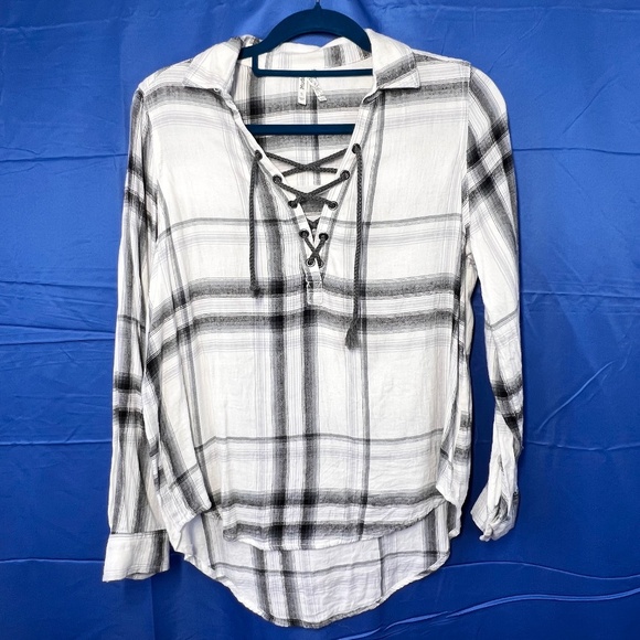 🔥2/$10 |•MUDD•| White & Grey Plaid Lace Up V-Neck Top - Picture 1 of 8
